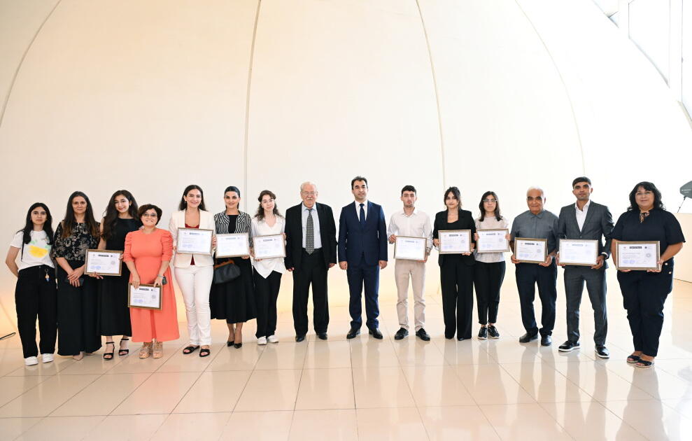 Heydər Əliyev Fondunun vitse-prezidenti Leyla Əliyeva və Arzu Əliyeva Çin dili kurslarının iştirakçılarına sertifikatlar təqdim ediblər