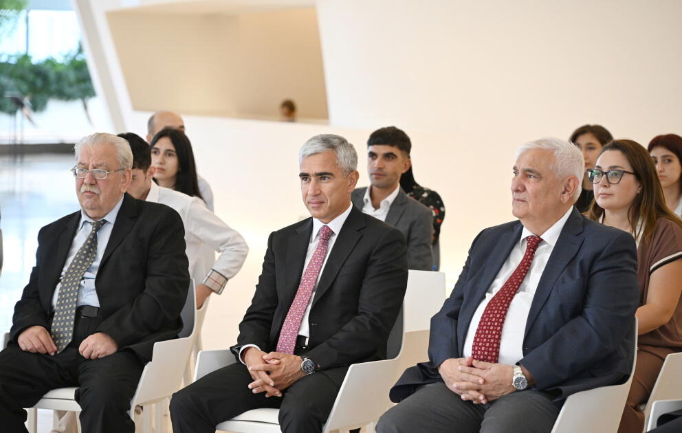 Heydər Əliyev Fondunun vitse-prezidenti Leyla Əliyeva və Arzu Əliyeva Çin dili kurslarının iştirakçılarına sertifikatlar təqdim ediblər
