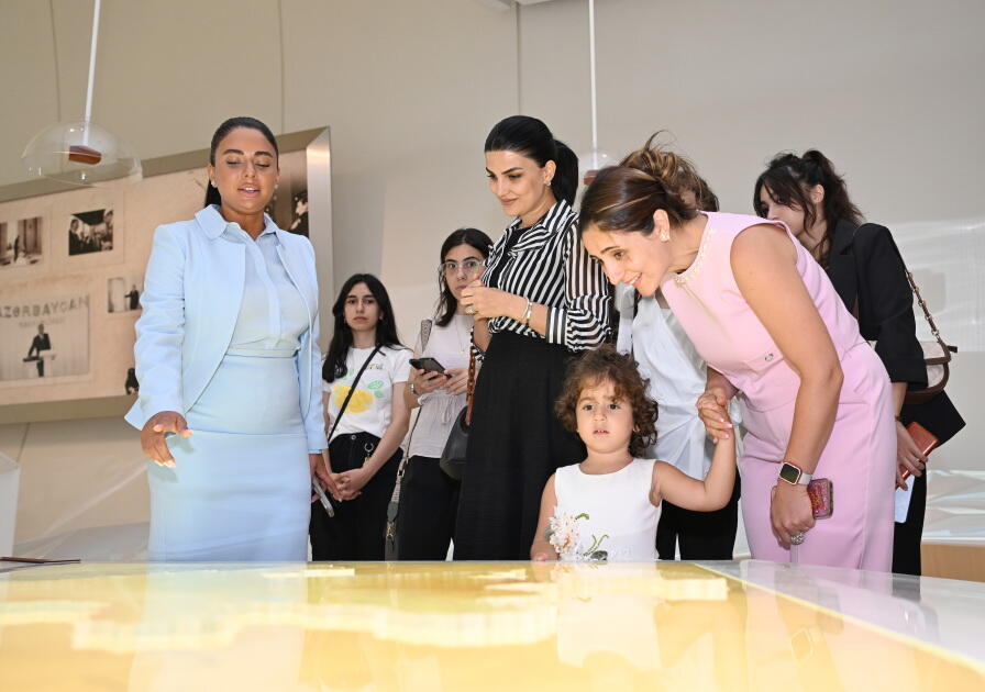 Heydər Əliyev Fondunun vitse-prezidenti Leyla Əliyeva və Arzu Əliyeva Çin dili kurslarının iştirakçılarına sertifikatlar təqdim ediblər