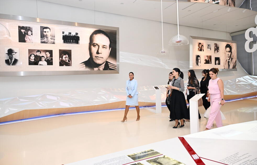 Heydər Əliyev Fondunun vitse-prezidenti Leyla Əliyeva və Arzu Əliyeva Çin dili kurslarının iştirakçılarına sertifikatlar təqdim ediblər