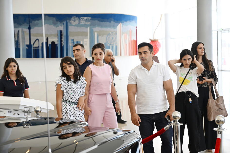 Heydər Əliyev Fondunun vitse-prezidenti Leyla Əliyeva və Arzu Əliyeva Çin dili kurslarının iştirakçılarına sertifikatlar təqdim ediblər
