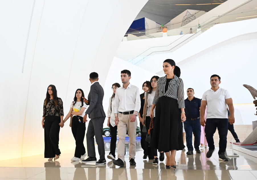 Heydər Əliyev Fondunun vitse-prezidenti Leyla Əliyeva və Arzu Əliyeva Çin dili kurslarının iştirakçılarına sertifikatlar təqdim ediblər