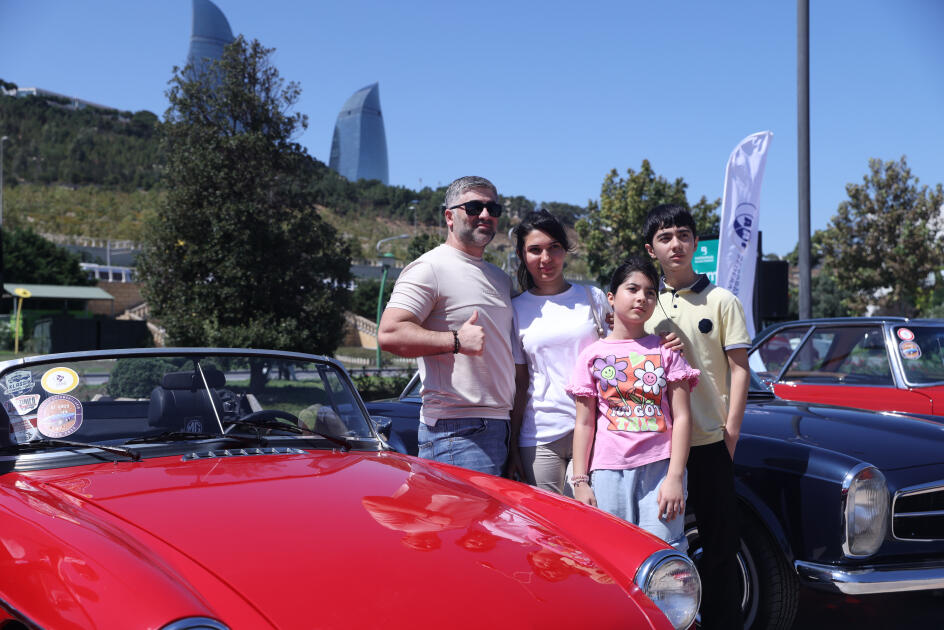 В Баку состоялся заезд классических автомобилей и матч по човгану: