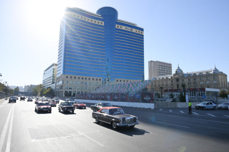 В Баку состоялся заезд классических автомобилей и матч по човгану: