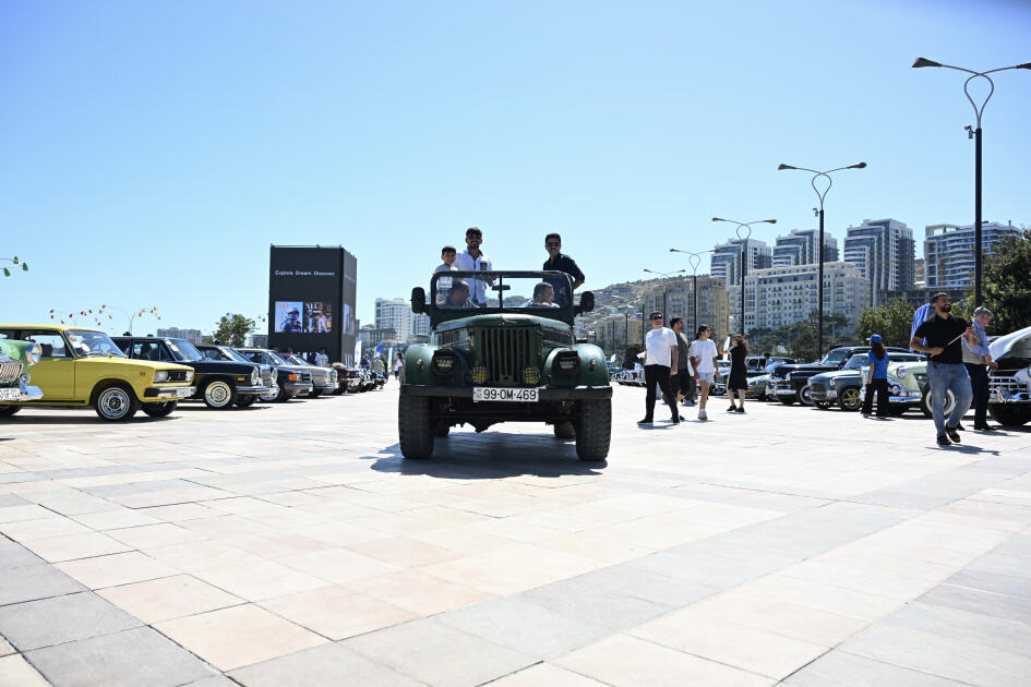 В Баку состоялся заезд классических автомобилей и матч по човгану: