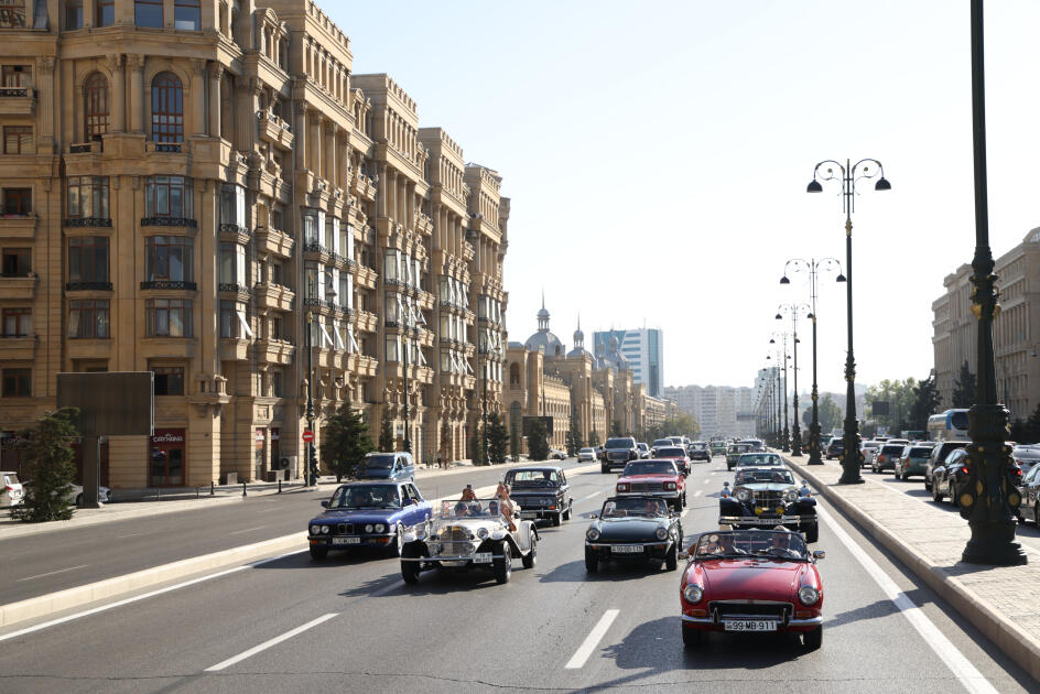 В Баку состоялся заезд классических автомобилей и матч по човгану: