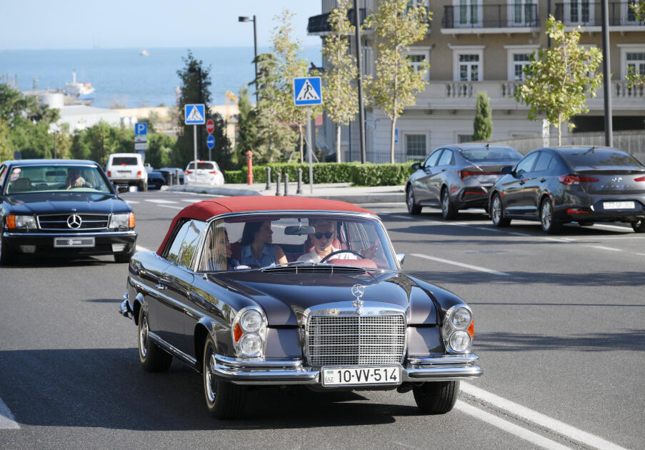 В Баку состоялся заезд классических автомобилей и матч по човгану: