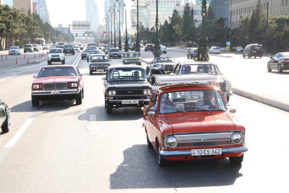 В Баку состоялся заезд классических автомобилей и матч по човгану: