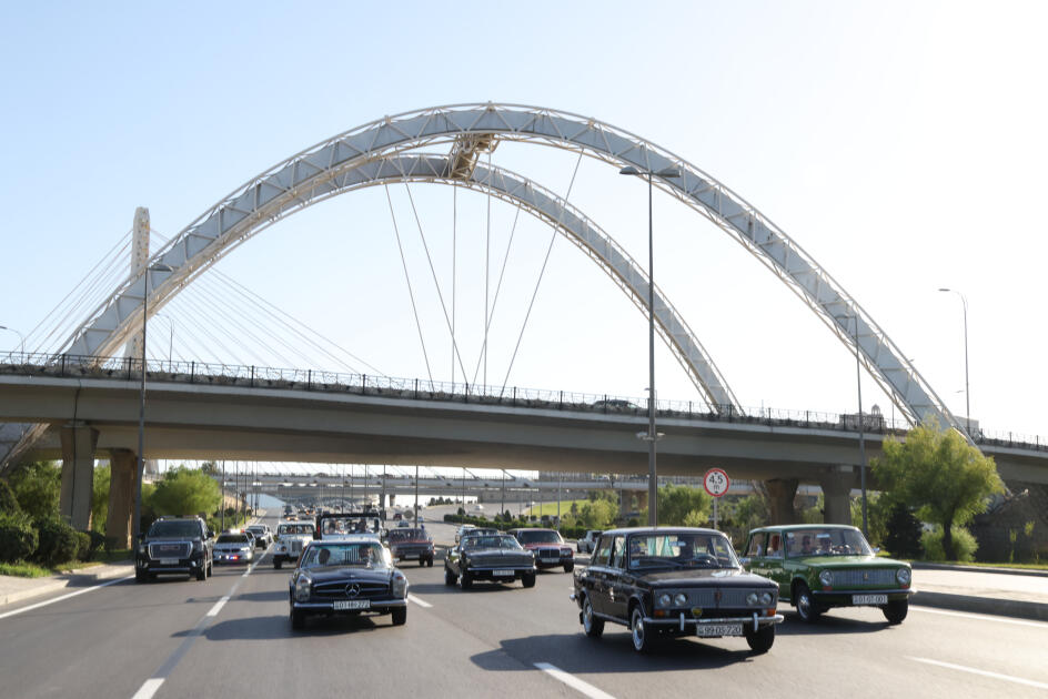 В Баку состоялся заезд классических автомобилей и матч по човгану:
