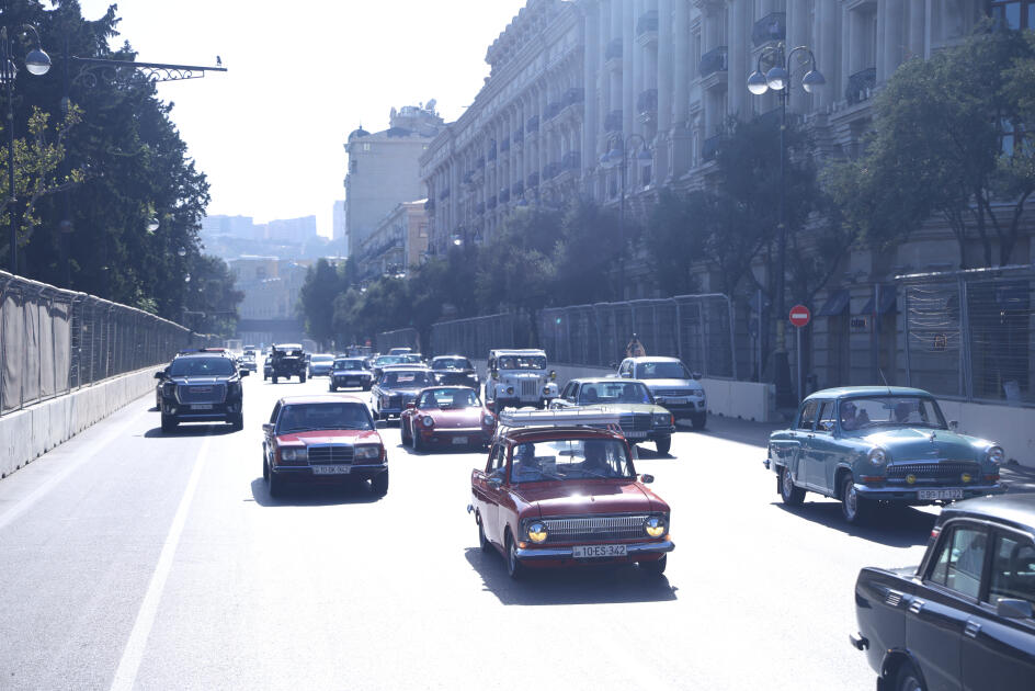 В Баку состоялся заезд классических автомобилей и матч по човгану:
