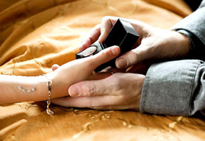 Yox cavabı alan bloger sevdiyi xanımı hamının gözü önündə