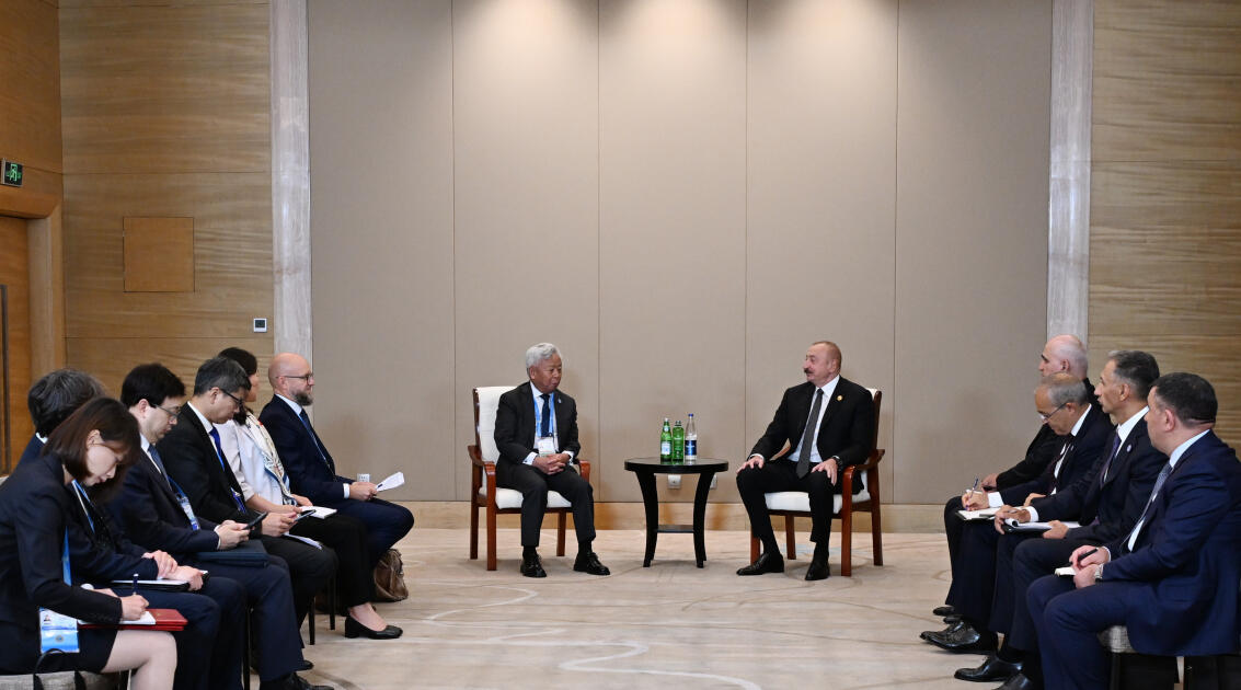 Prezident İlham Əliyev Tiencində Asiya İnfrastruktur İnvestisiya Bankının prezidenti ilə görüşüb