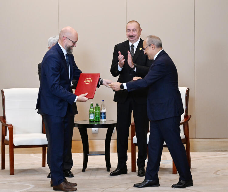 Prezident İlham Əliyev Tiencində Asiya İnfrastruktur İnvestisiya Bankının prezidenti ilə görüşüb