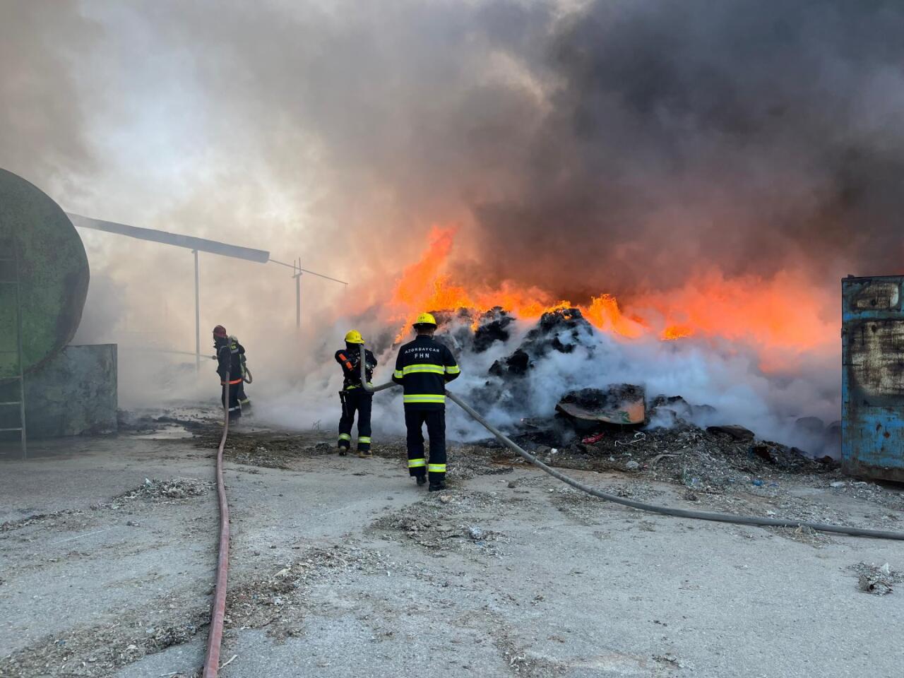 Sumqayıt da karton məmulatlarının istehsalı zavodunda yanğın olub