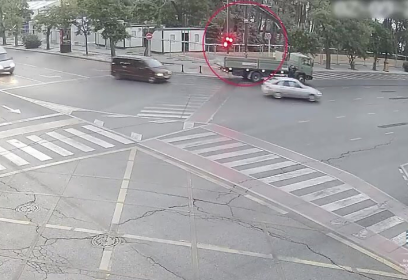 Машина в Баку снесла светофор на перекрёстке