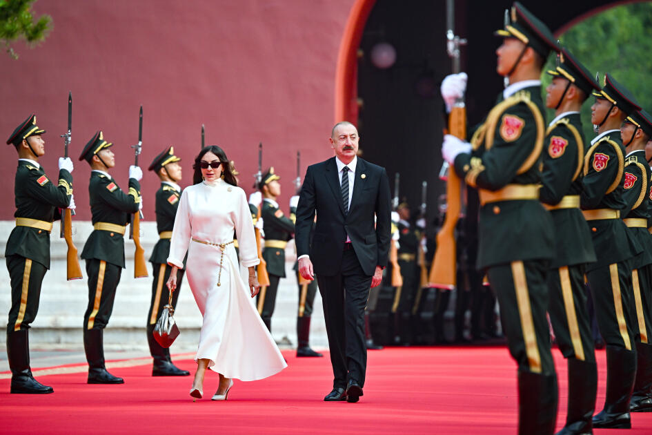 Prezident İlham Əliyev və Birinci xanım Mehriban Əliyeva Pekində Yapon işğalına qarşı Çin xalq müqaviməti və İkinci Dünya Müharibəsində qazanılmış Qələbənin 80-ci ildönümünə həsr olunmuş paradı izləyiblər