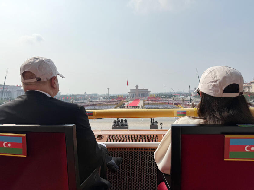 Prezident İlham Əliyev və Birinci xanım Mehriban Əliyeva Pekində Yapon işğalına qarşı Çin xalq müqaviməti və İkinci Dünya Müharibəsində qazanılmış Qələbənin 80-ci ildönümünə həsr olunmuş paradı izləyiblər