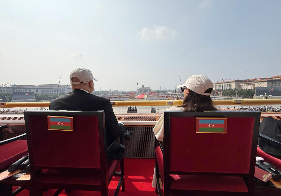 Prezident İlham Əliyev və Birinci xanım Mehriban Əliyeva Pekində Yapon işğalına qarşı Çin xalq müqaviməti və İkinci Dünya Müharibəsində qazanılmış Qələbənin 80-ci ildönümünə həsr olunmuş paradı izləyiblər