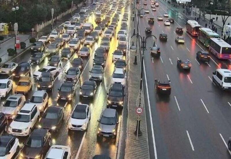 Bakıdakı tıxaclar iqtisadiyyata 2 milyard manatdan çox ziyan vurur