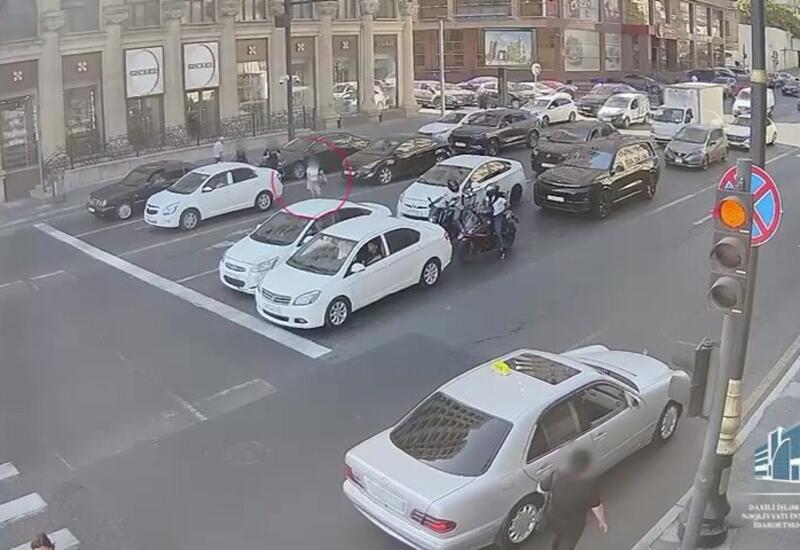 В Баку автомобиль сбил перебегавшую дорогу девушку