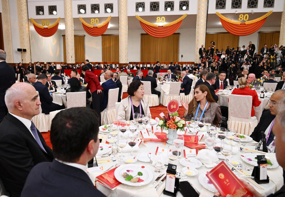 Prezident İlham Əliyev və Birinci xanım Mehriban Əliyeva Pekində keçirilən paradda iştirak edən nümayəndə heyətlərinin başçılarının və xanımlarının şərəfinə ziyafətdə iştirak ediblər