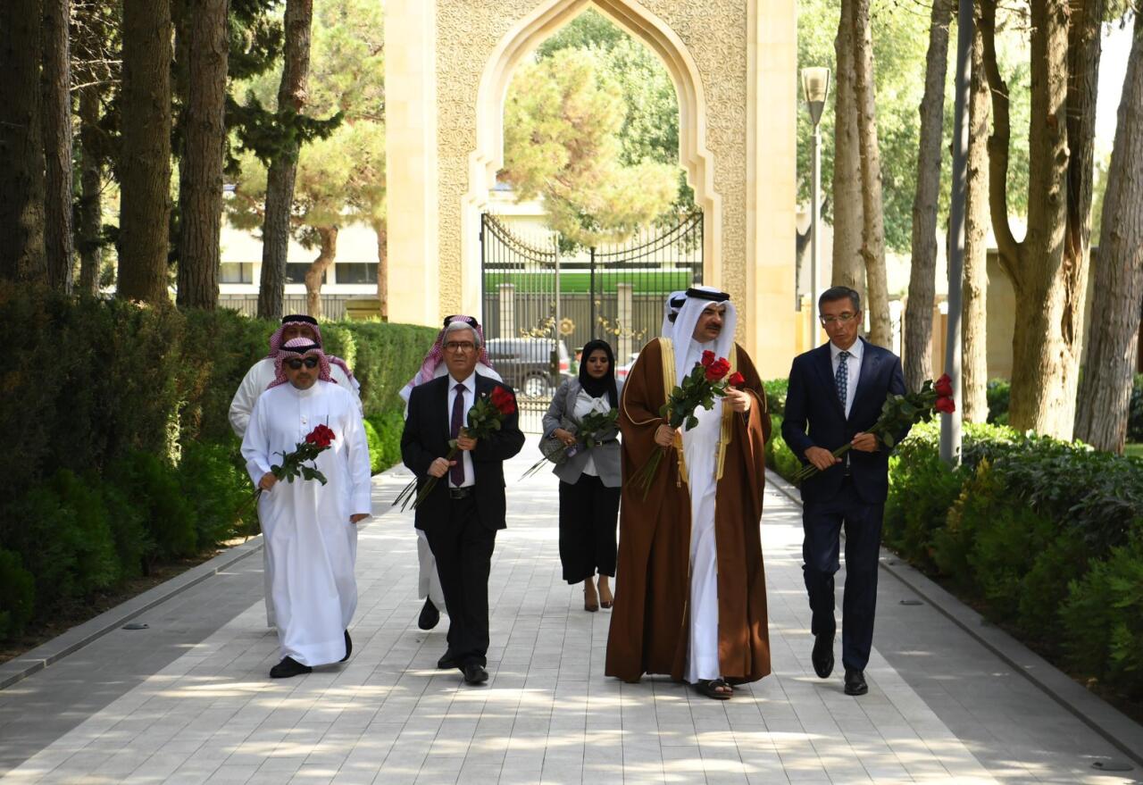 Генсек Совета представителей Бахрейна посетил могилу великого лидера и Аллею шехидов