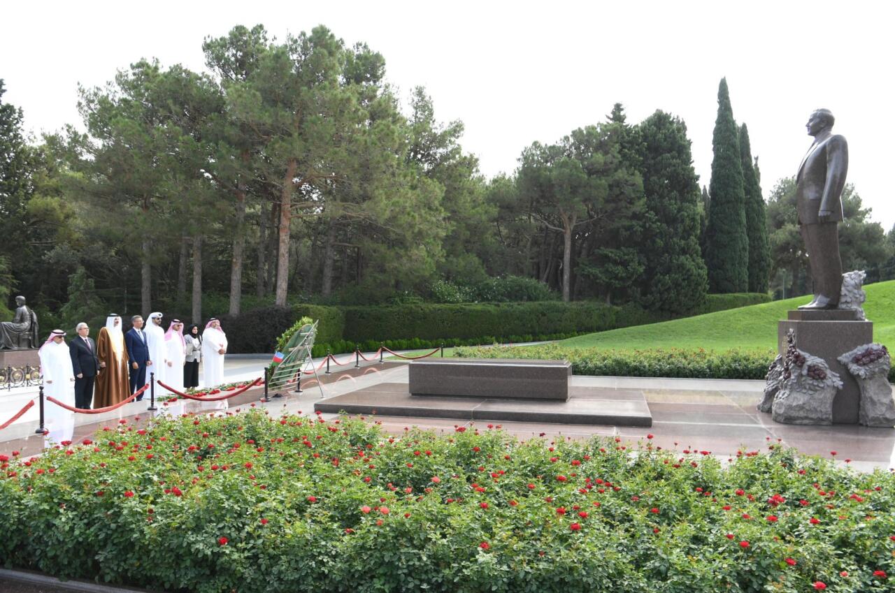 Генсек Совета представителей Бахрейна посетил могилу великого лидера и Аллею шехидов