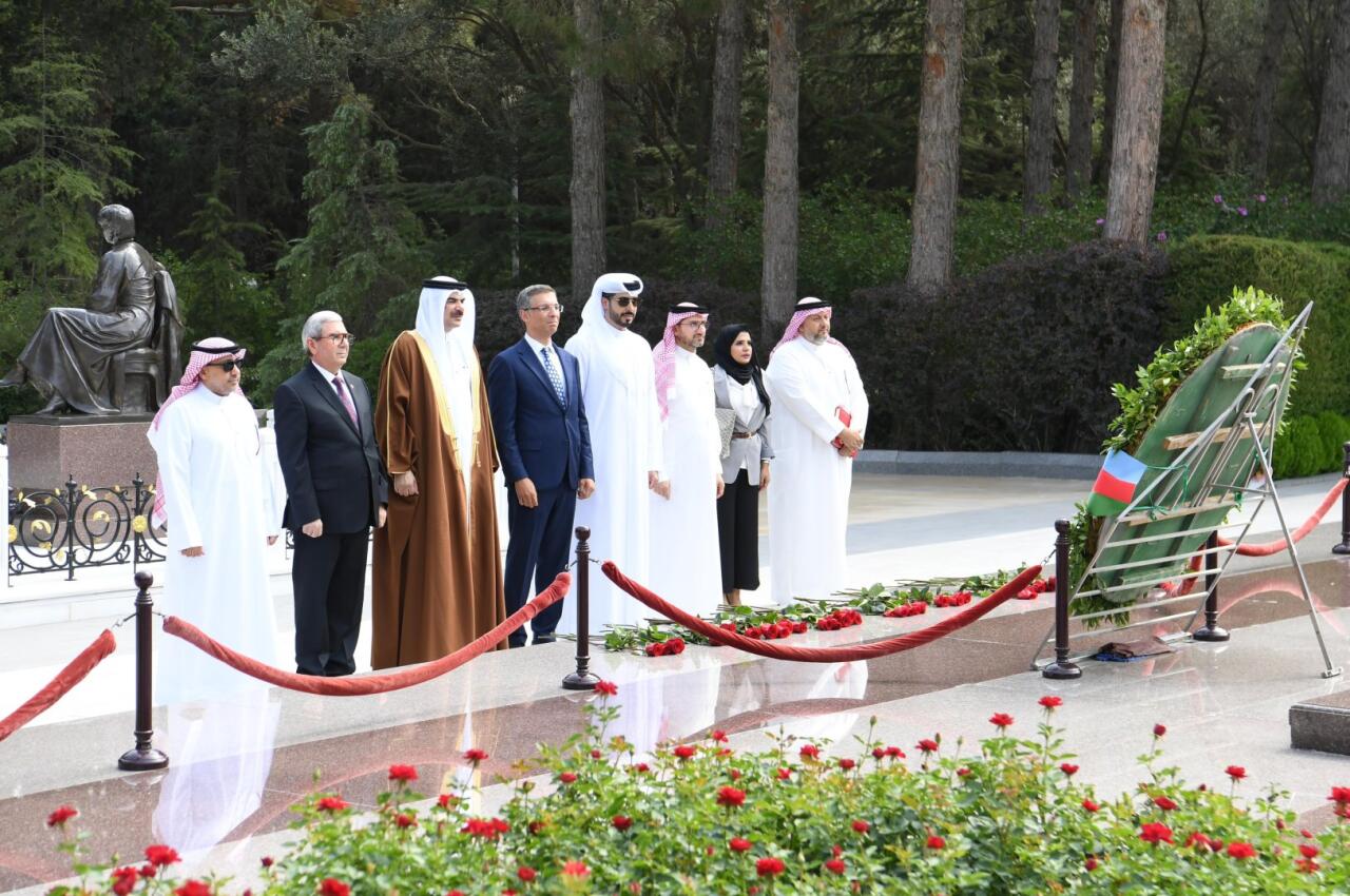 Генсек Совета представителей Бахрейна посетил могилу великого лидера и Аллею шехидов