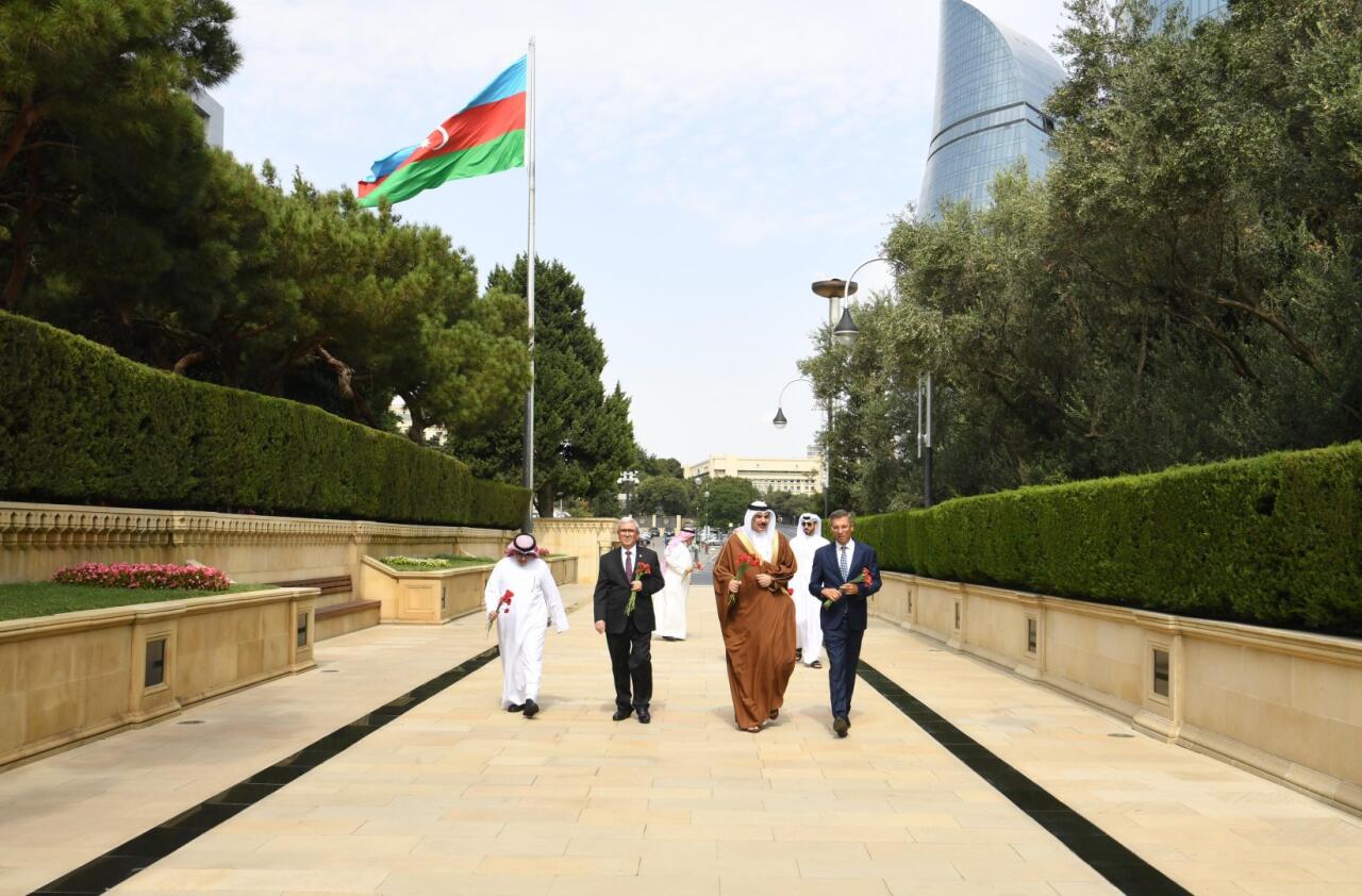 Генсек Совета представителей Бахрейна посетил могилу великого лидера и Аллею шехидов
