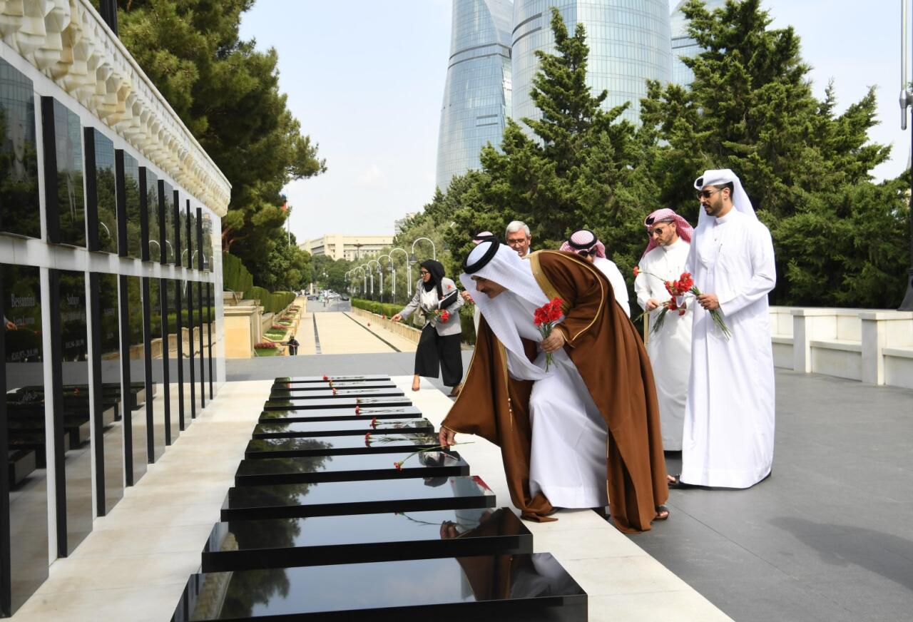 Генсек Совета представителей Бахрейна посетил могилу великого лидера и Аллею шехидов