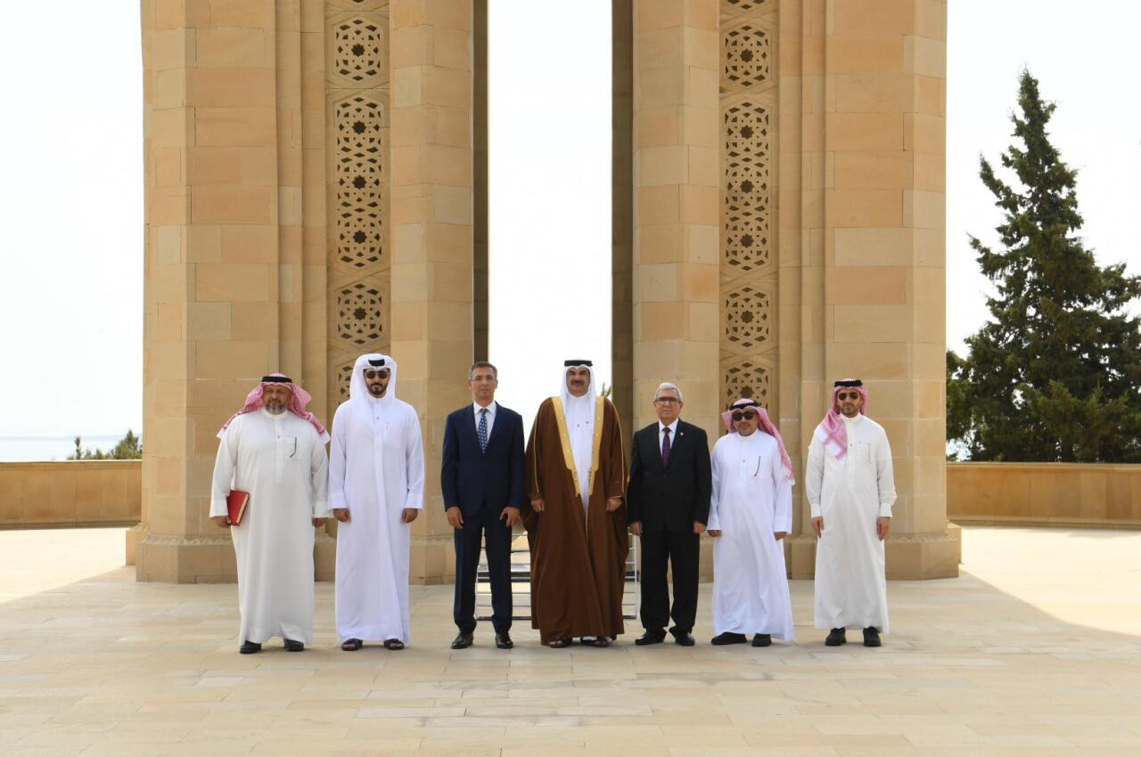 Генсек Совета представителей Бахрейна посетил могилу великого лидера и Аллею шехидов