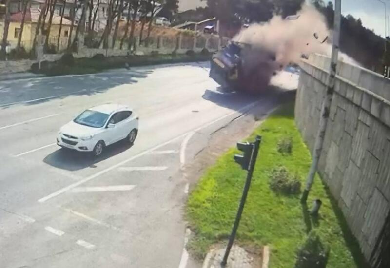 TƏBİB распространил информацию об аварии с грузовиком в Баку