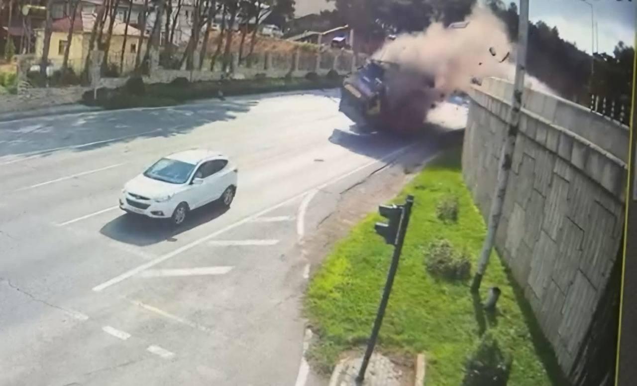 Грузовик упал с моста в Баку