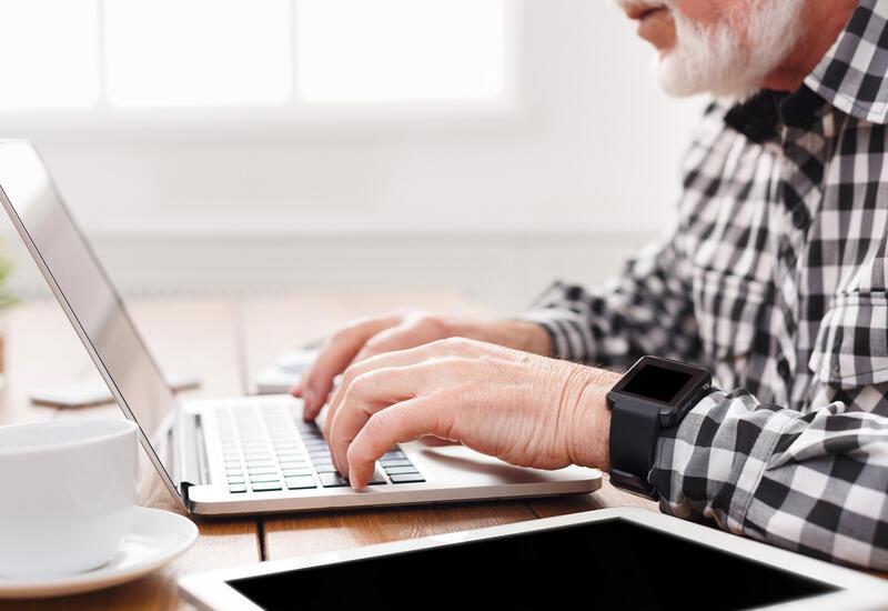 Врач объяснил, как пожилому человеку освоить гаджет