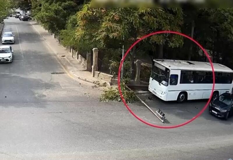 Sürücü diqqətsizliyi svetoforun yararsız vəziyyətə düşməsinə səbəb oldu