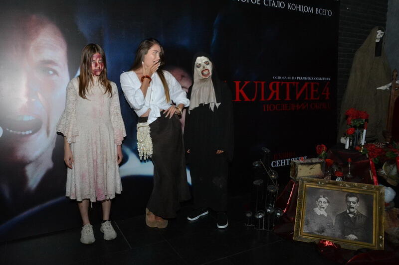 В Баку прошел предпремьерный показ хоррора "Заклятие 4: Последний обряд"