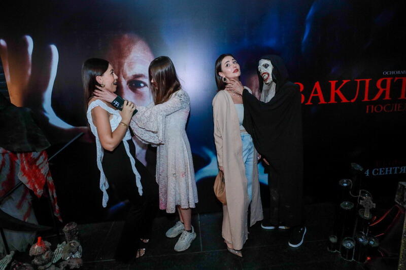 В Баку прошел предпремьерный показ хоррора "Заклятие 4: Последний обряд"