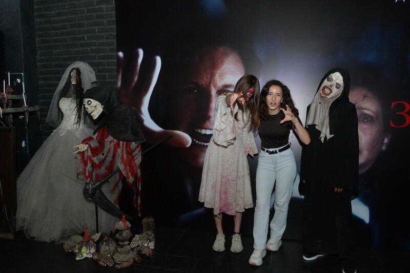 В Баку прошел предпремьерный показ хоррора "Заклятие 4: Последний обряд"