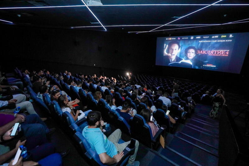 В Баку прошел предпремьерный показ хоррора "Заклятие 4: Последний обряд"