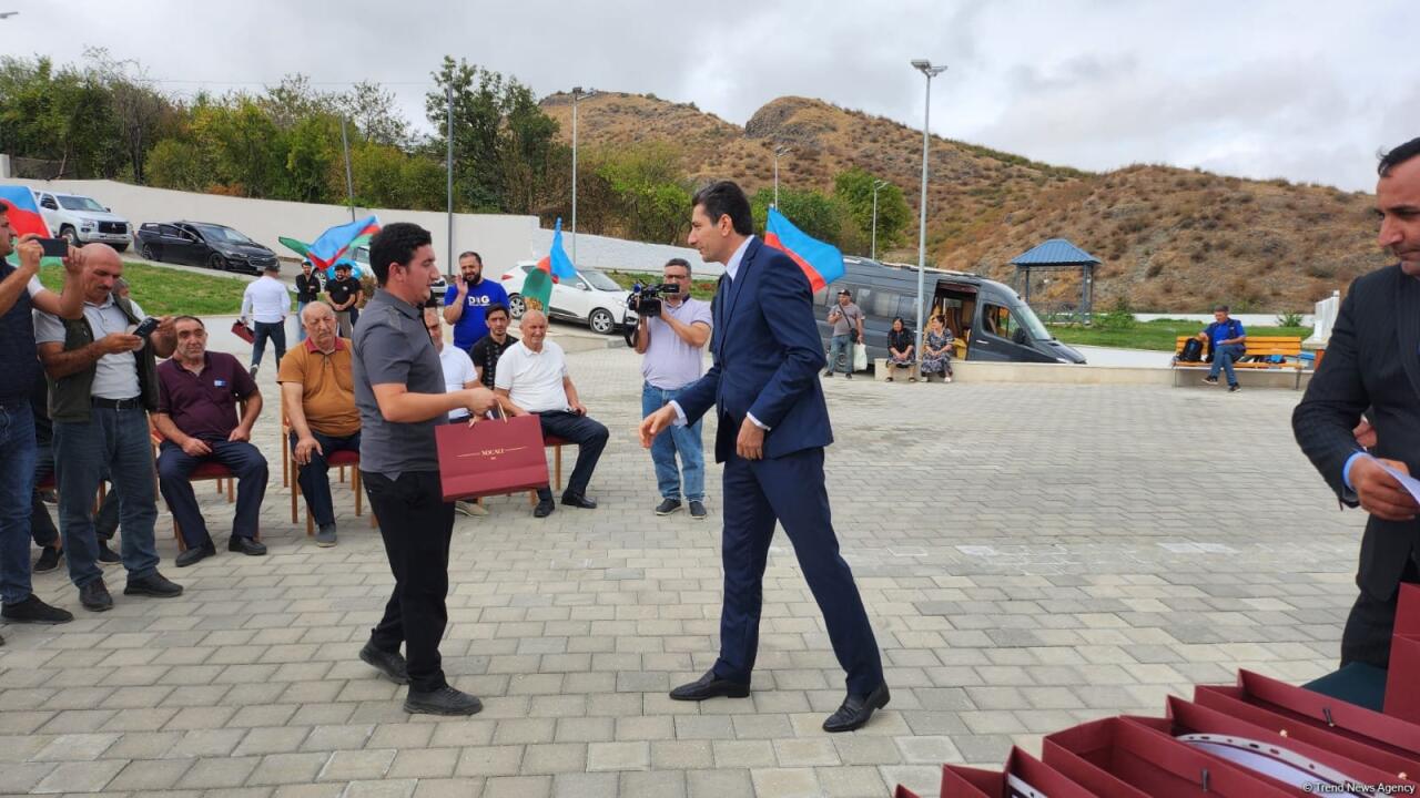 Xocalının Xanyurdu kəndinə çatan ailələrə evlərin açarları təqdim edilib
