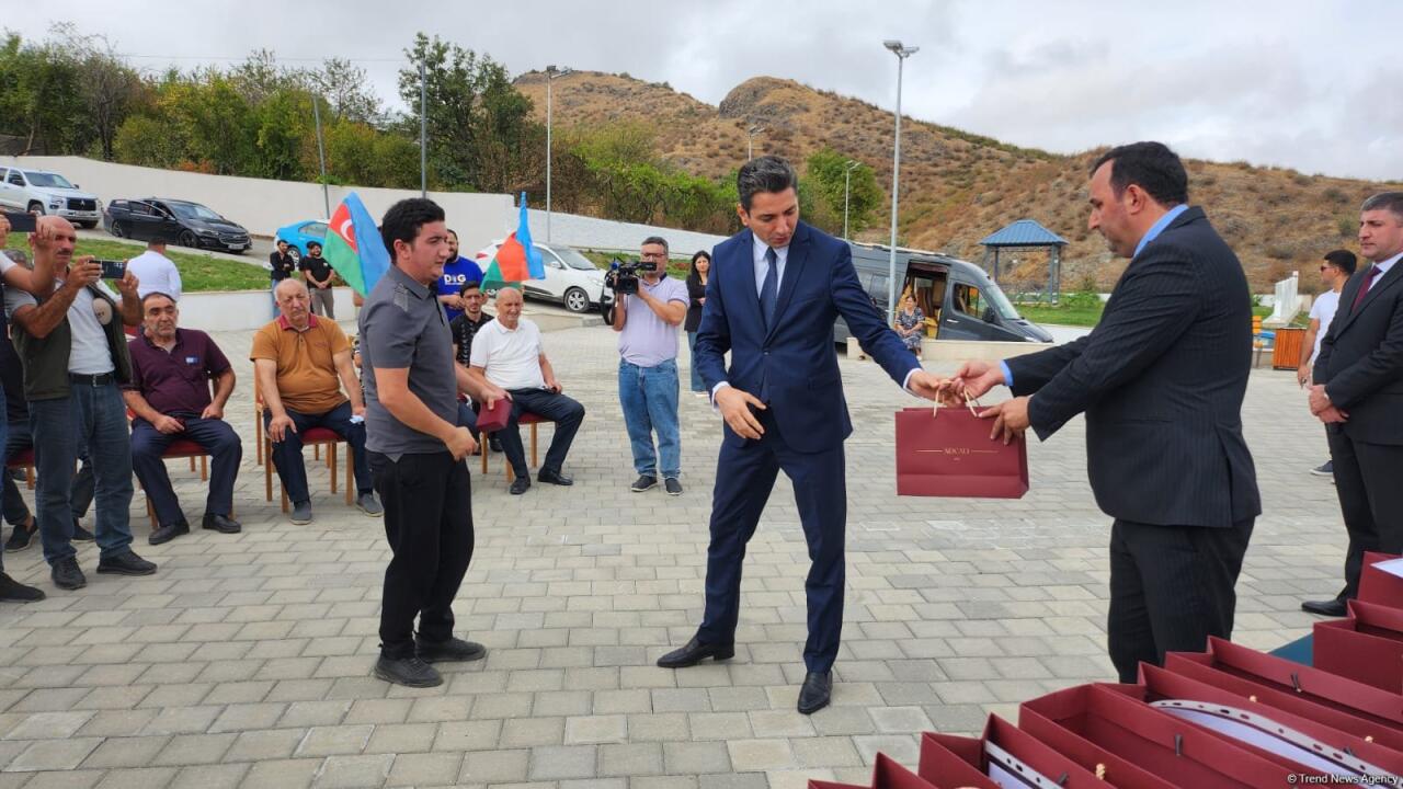 Xocalının Xanyurdu kəndinə çatan ailələrə evlərin açarları təqdim edilib