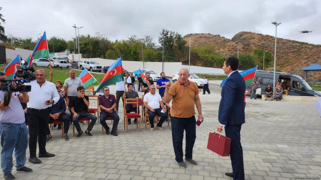 Xocalının Xanyurdu kəndinə çatan ailələrə evlərin açarları təqdim edilib