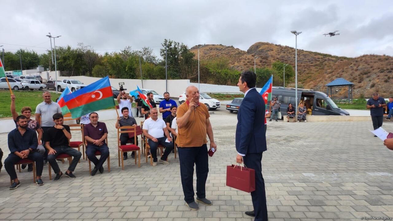 Xocalının Xanyurdu kəndinə çatan ailələrə evlərin açarları təqdim edilib