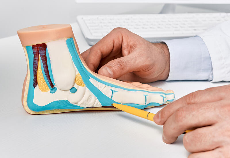 Медик развеял миф о пользе обуви для профилактики плоскостопия