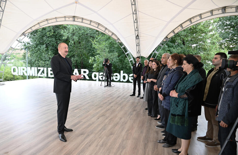 Президент Ильхам Алиев встретился с жителями поселков Гырмызы Базар, Гадрут и села Сос