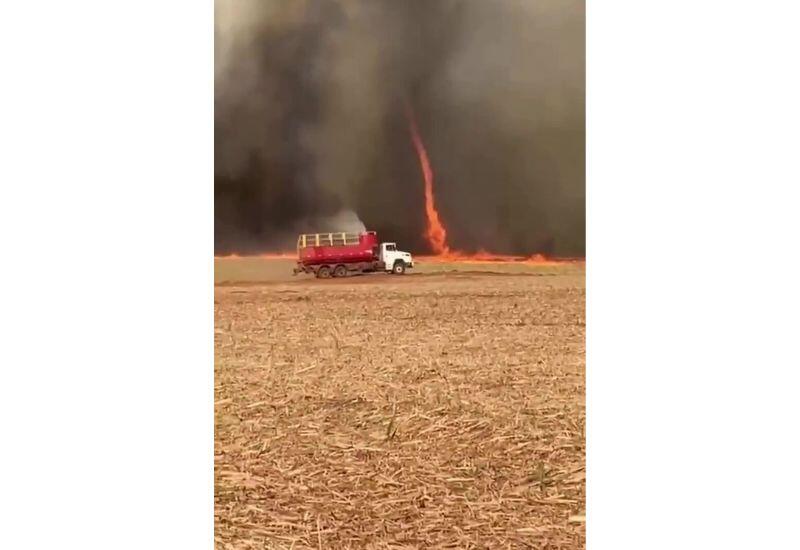 Большой «огненный торнадо» попал на видео в Бразилии