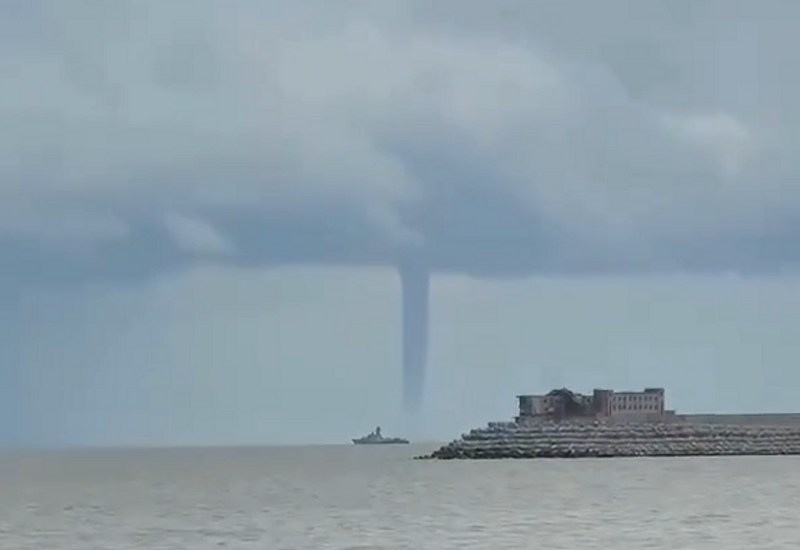 В Каспийском море заметили смерчи