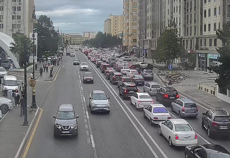 На дорогах Баку введен режим “зеленой волны”