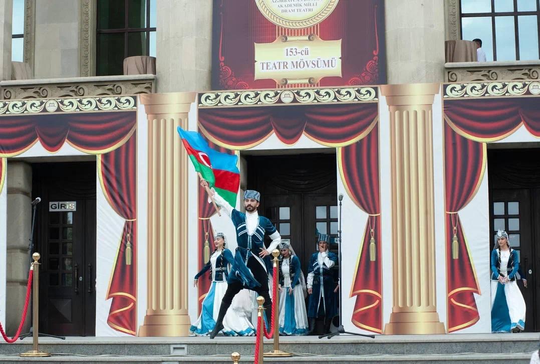 В Баку прошло яркое открытие театрального сезона