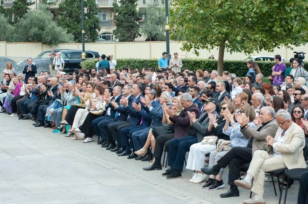В Баку прошло яркое открытие театрального сезона